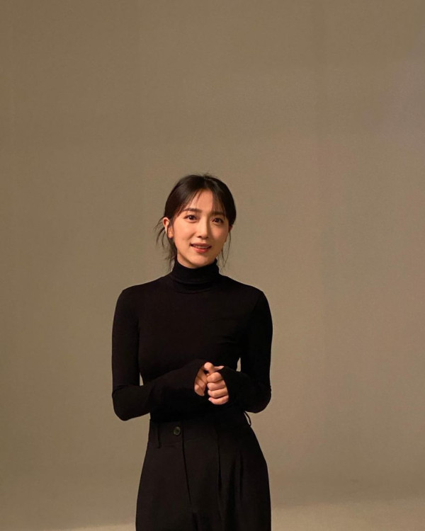 배우 표예진 검은색 목폴라티