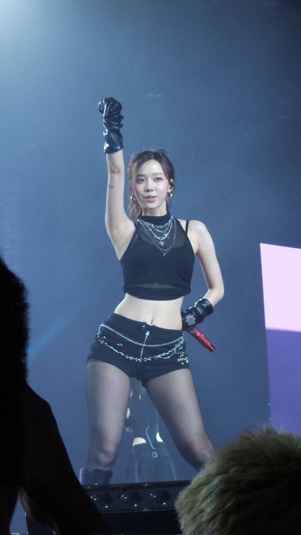 검정 스타킹 에스파 윈터 VS 카리나.jpg