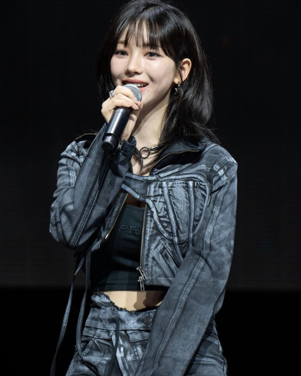 검정 탱크탑 에스파 카리나