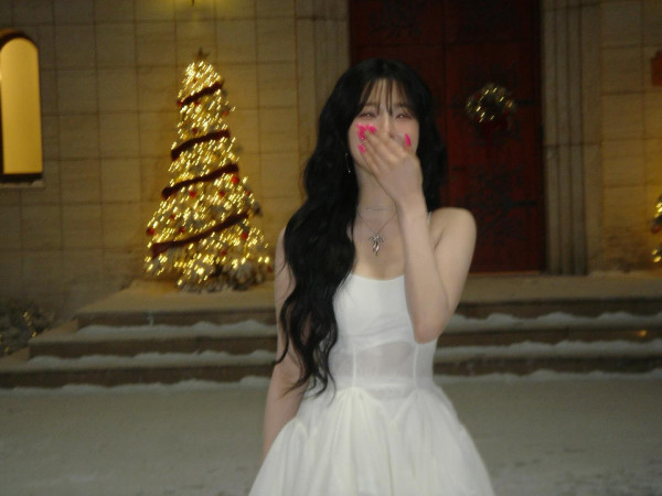 흰 끈나시 프로미스나인 백지헌.jpg