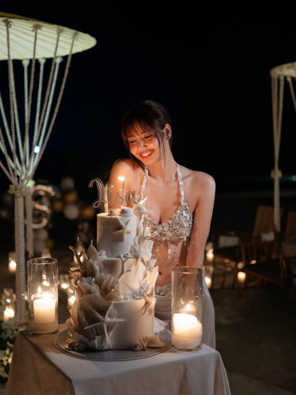 비키니 입고 엉덩이 자랑하는 블랙핑크 리사