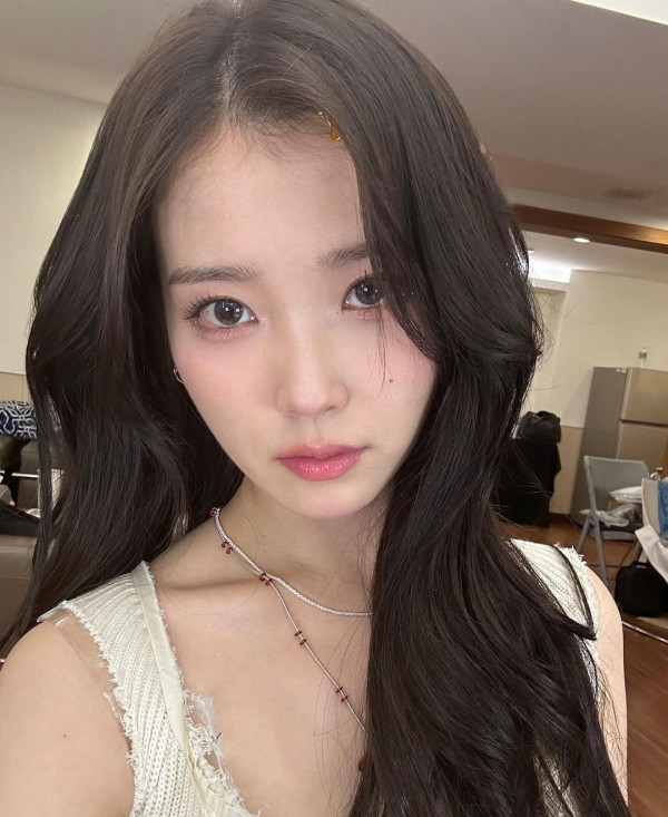 섹시해보이는 아이유 대만공연 셀카 사진들