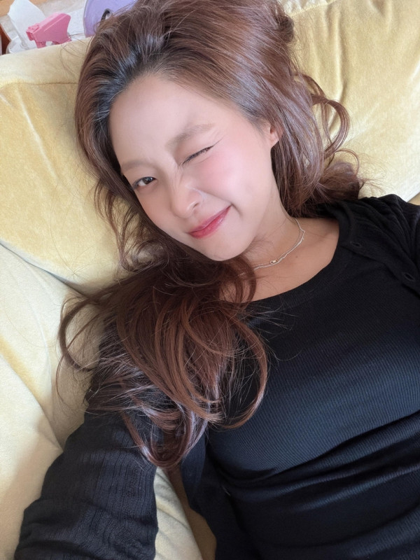 소파에 누워 셀카 찍는 설현