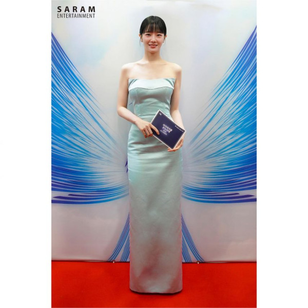 연세대 축제 MC 배우 박규영 오프숄더 드레스 몸매