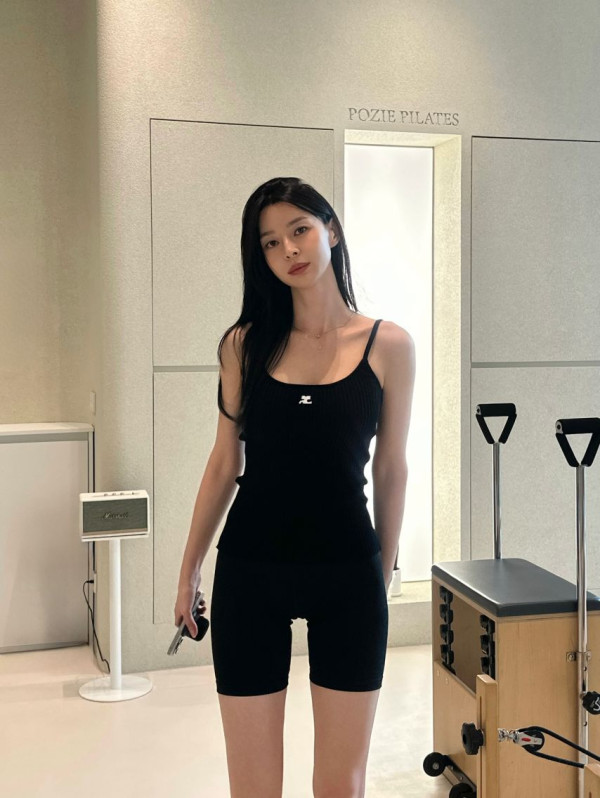 숏레깅스 입고 운동하는 권나라