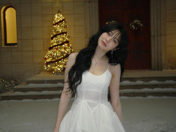 흰 끈나시 프로미스나인 백지헌.jpg