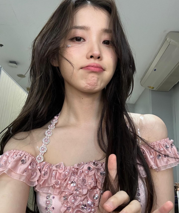 핑크색 드레스 아이유