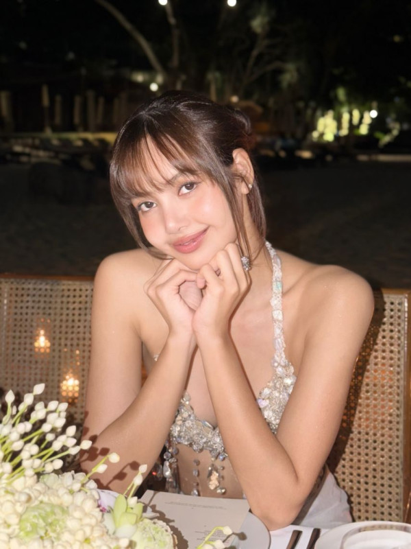 비키니 입고 엉덩이 자랑하는 블랙핑크 리사