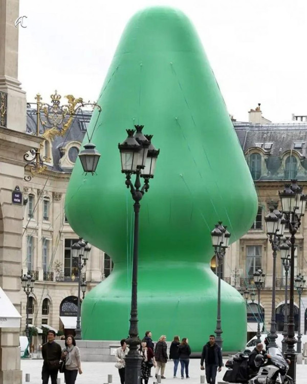 프랑스에서 트리 설치하다 뺨맞고 철거