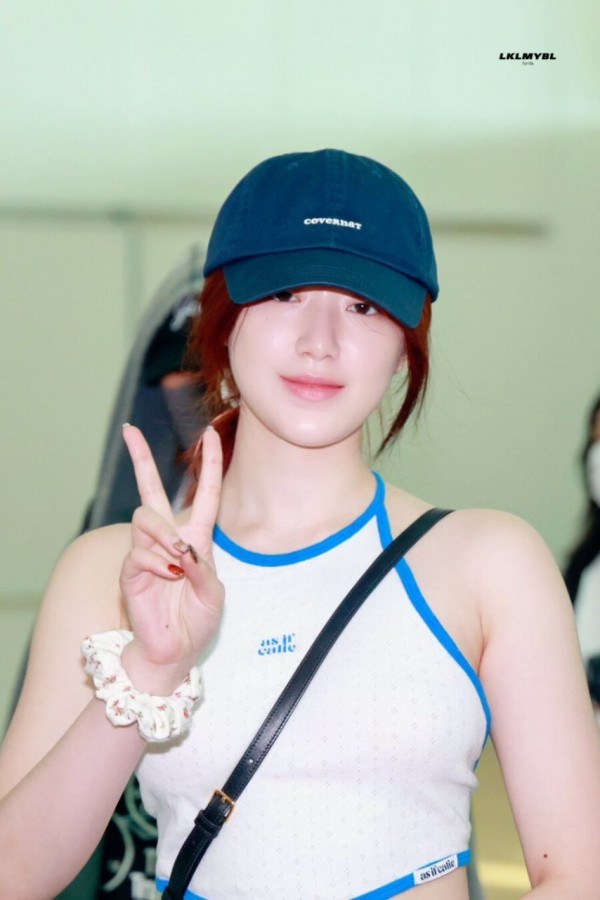 등짝은 거의 수영복 수준인 흰 끈홀터넥 나시 아이들 슈화