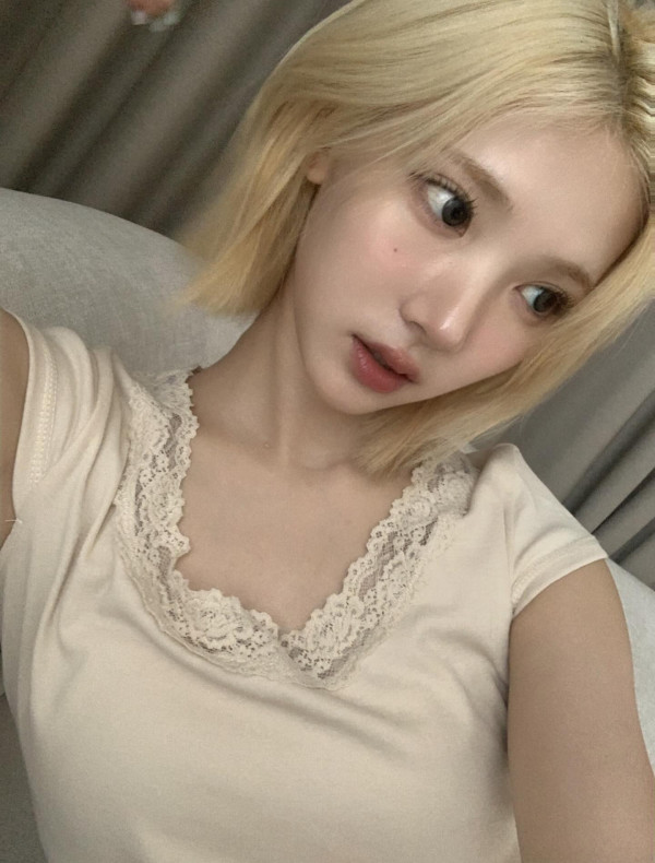 셀카 찍는 하투하 지우