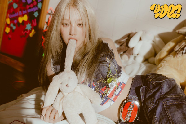 토끼 귀를 입에 문 여자아이들 우기