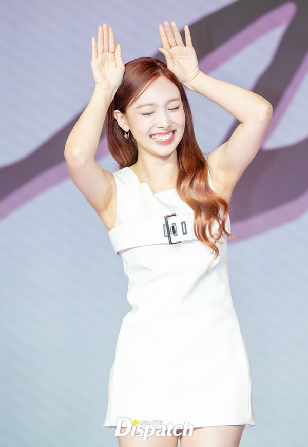 계단 오르는 트와이스 나연