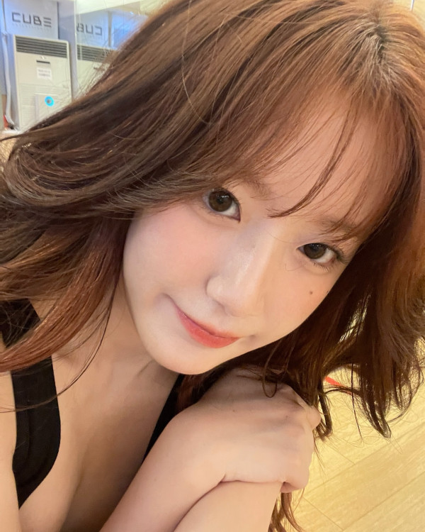 검은색 GUESS 민소매 요망한 아이들 슈화