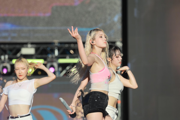 핑크 브라 비치는 흰 나시 전소미