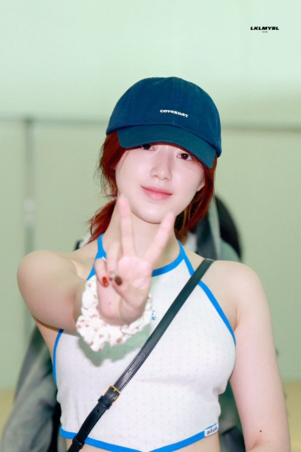 등짝은 거의 수영복 수준인 흰 끈홀터넥 나시 아이들 슈화