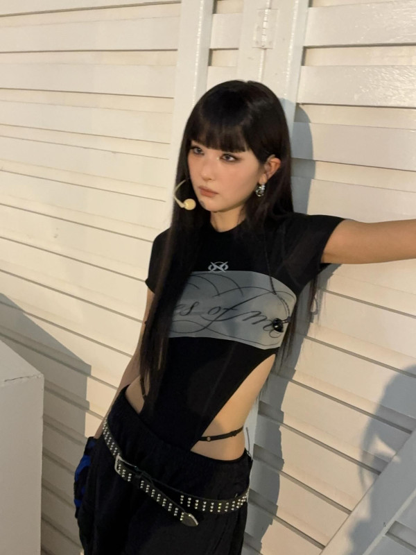 팬티끈 올라온 검정 모노키니 의상 레드벨벳 슬기.jpg