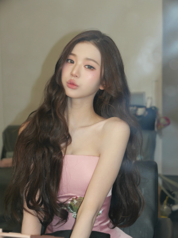 아이브 원영 핑크색 오프숄더