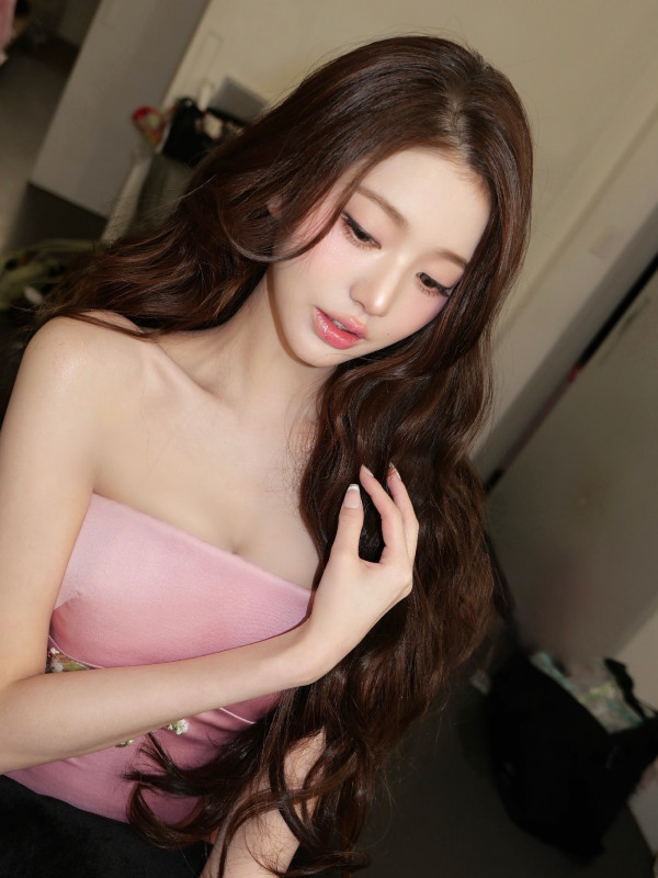 아이브 원영 핑크색 오프숄더