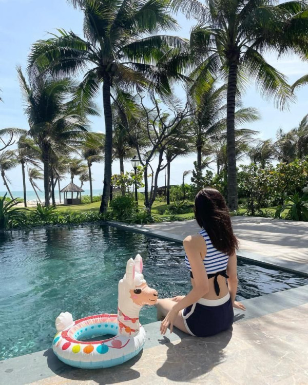 오마이걸 아린 원오프숄더 수영복  + 청핫팬츠