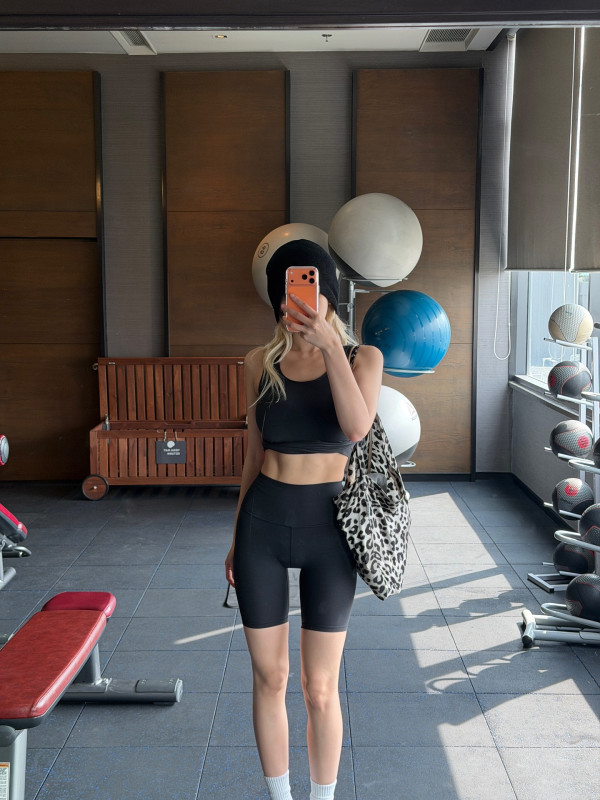 운동후 셀카 찍는 전소미 숏레깅스 몸매.jpg