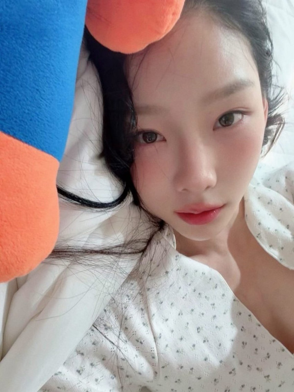 볼이 발그레한 태연..침대 셀카