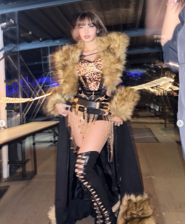 블랙핑크 리사 엉덩이 노출 의상
