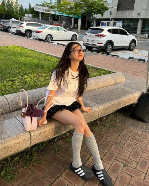 벤치에 앉은 경리