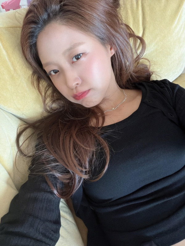 소파에 누워 셀카 찍는 설현