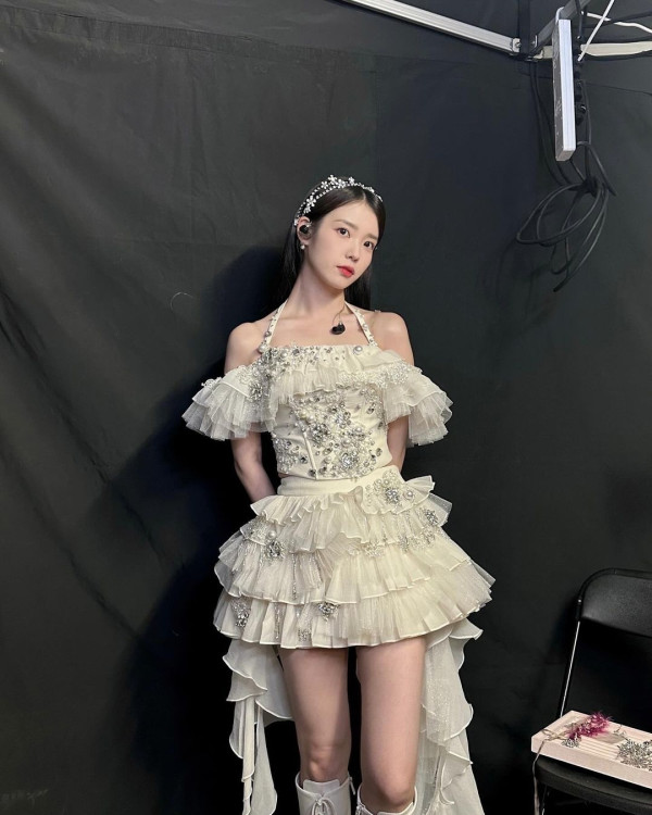 러블리한 화이트 오프숄더 프릴의상 아이유