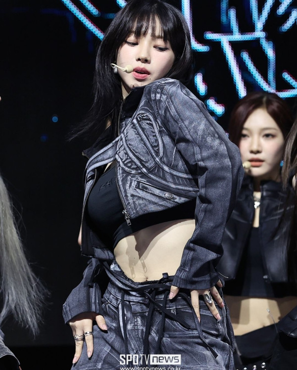 검정 탱크탑 에스파 카리나