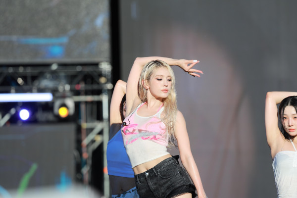 핑크 브라 비치는 흰 나시 전소미