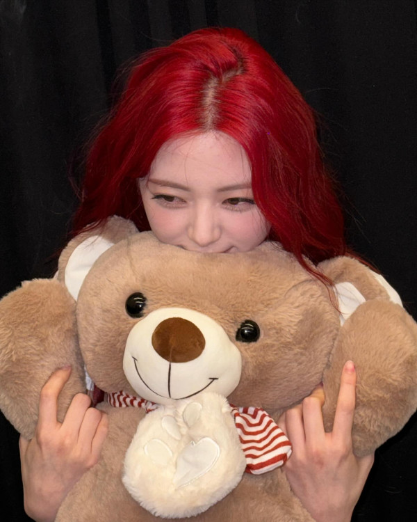 CK 흰 반팔티 왕골반 ITZY 유나