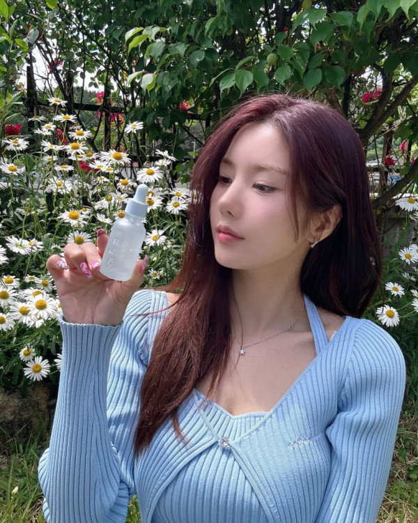권은비 묵직한 하늘색 골지 가디건