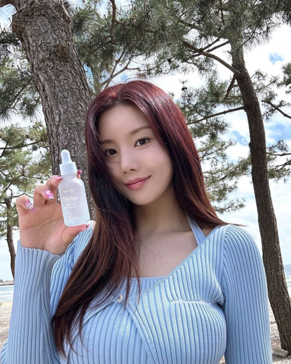 권은비 묵직한 하늘색 골지 가디건