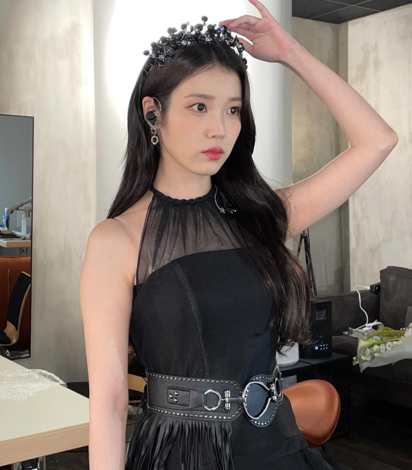 러블리한 화이트 오프숄더 프릴의상 아이유
