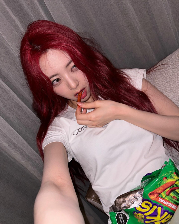 CK 흰 반팔티 왕골반 ITZY 유나