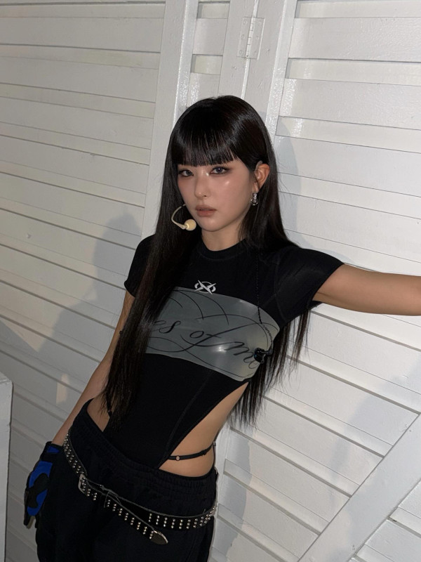 팬티끈 올라온 검정 모노키니 의상 레드벨벳 슬기.jpg