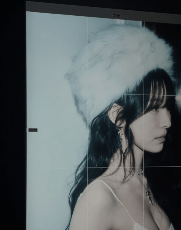 흰 끈나시 프로미스나인 백지헌.jpg