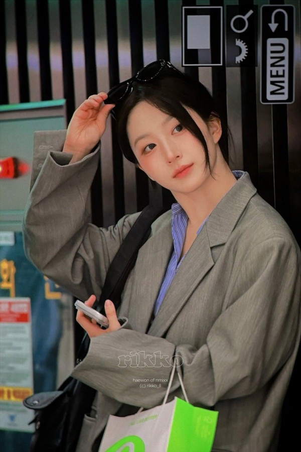 회색 정장자켓 엔믹스 오해원.jpg