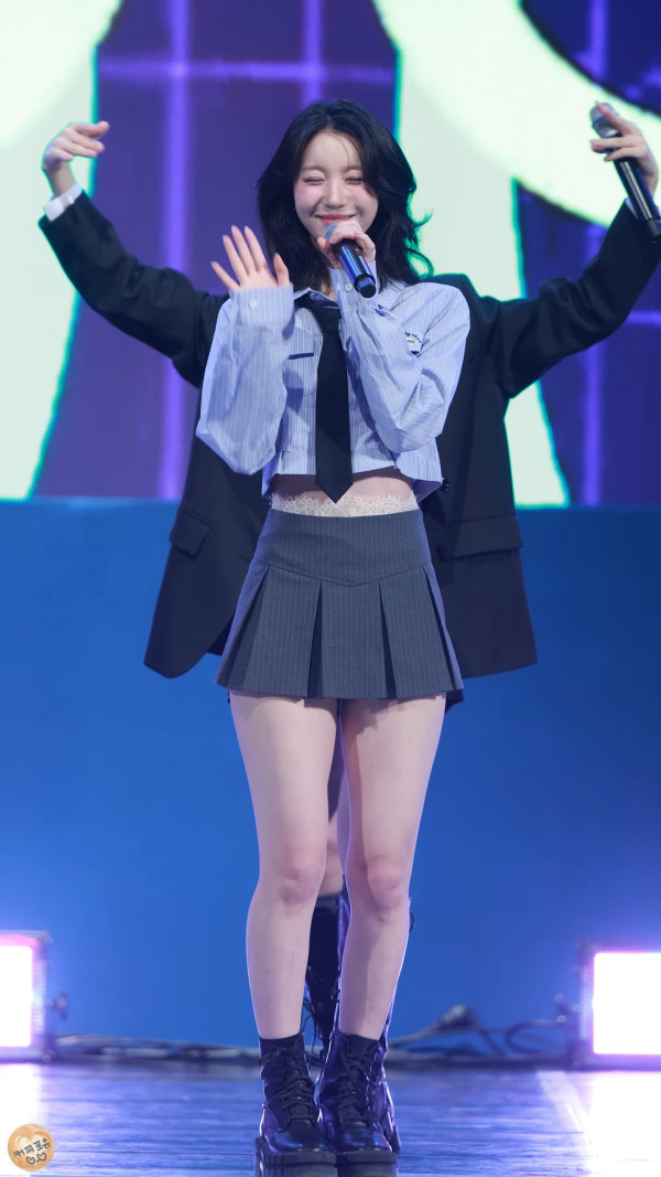 회색 교복 오마이걸 유빈