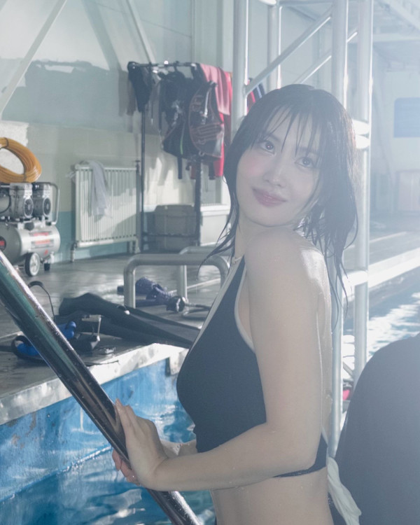 트와이스 모모 검정 투피스 수영복