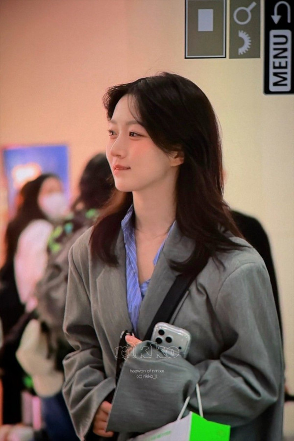 회색 정장자켓 엔믹스 오해원.jpg