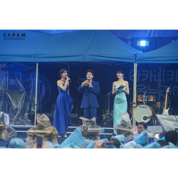 연세대 축제 MC 배우 박규영 오프숄더 드레스 몸매