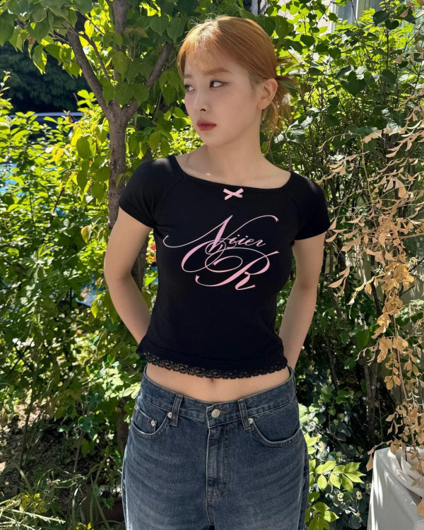 검정 크롭티 레드벨벳 슬기