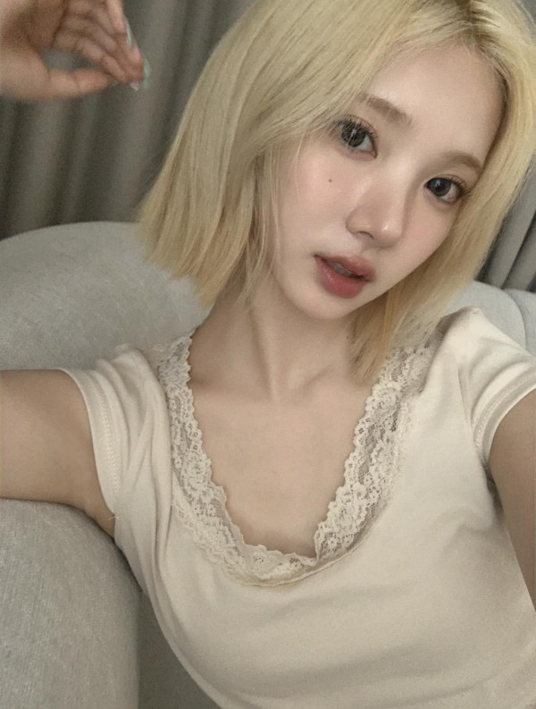 셀카 찍는 하투하 지우