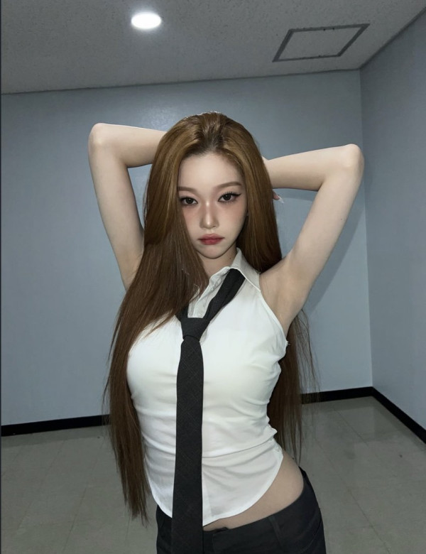 Billlie 츠키 흰 민소매 셔츠