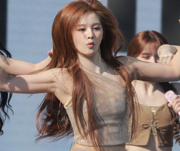 원오프숄더 시스루 의상 엔믹스 설윤.jpg