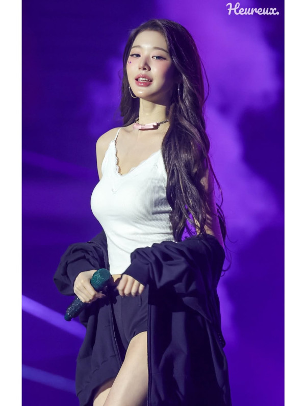 흰 레이스 캐미솔 장원영