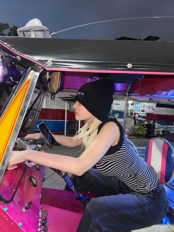 운동후 셀카 찍는 전소미 숏레깅스 몸매.jpg